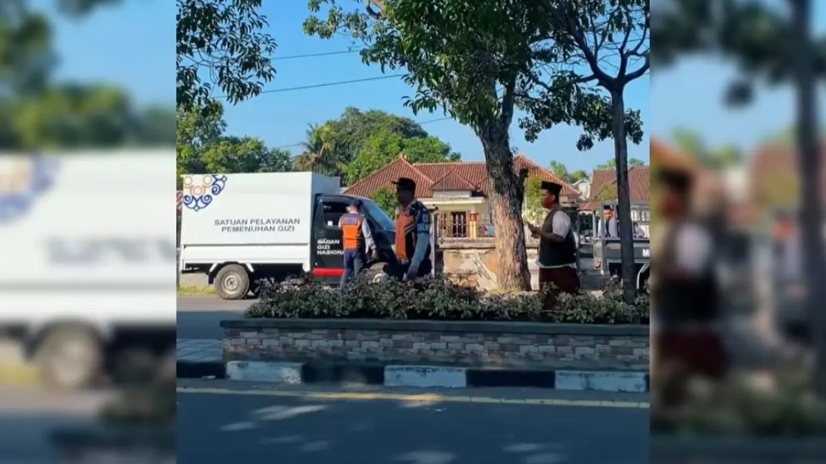 Petugas dari Dishub Kota Mataram memeriksa setiap kendaraan yang melintas tak terkecuali kendaraan milik SPPG yang menyalurkan MBG. 