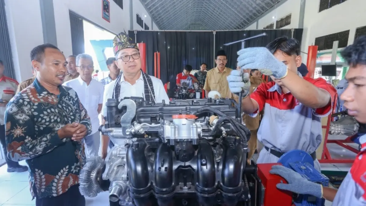 Presiden Direktur PT Toyota Motor
Manufacturing Indonesia (TMMIN) Nandi Julyanto (tengah) usai penyerahan simbolis alat praktik dari TMMIN, di SMKN 1 Jonggat, Lombok Tengah, NTB, Selasa (14/7). 