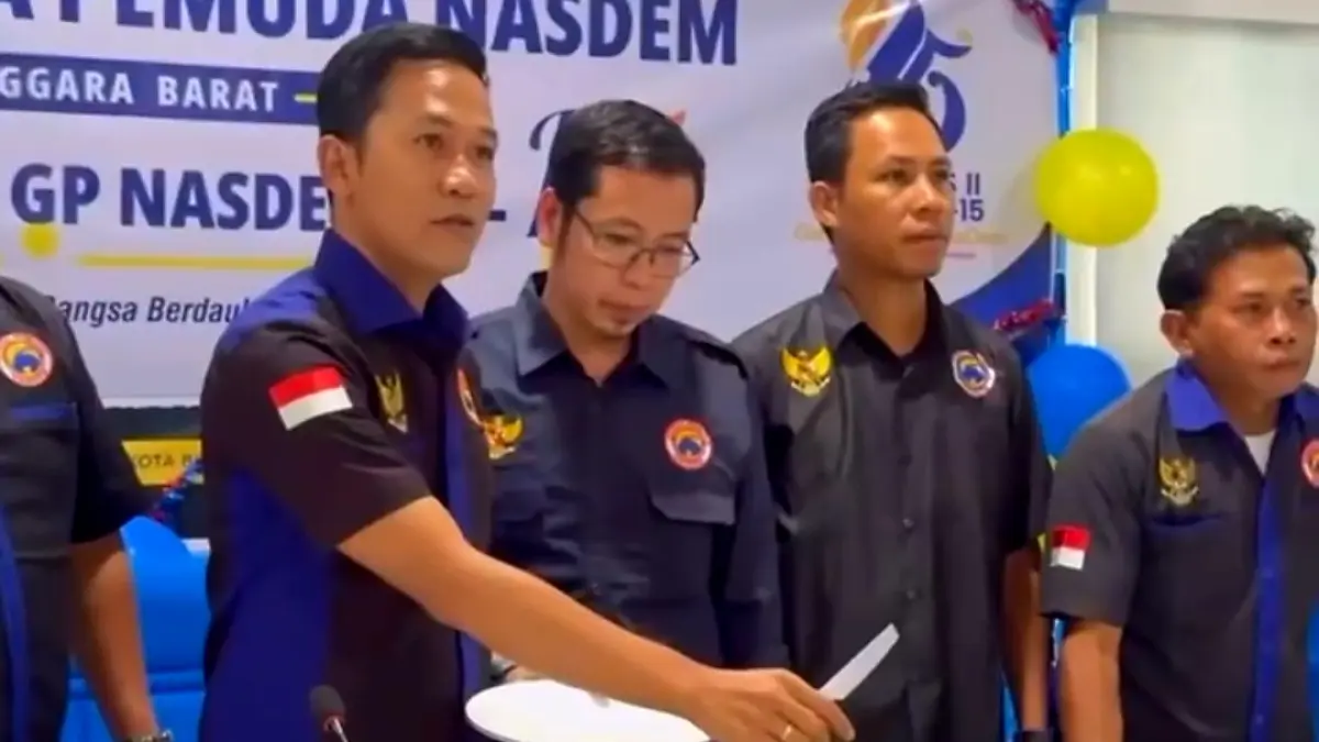 RAYAKAN HUT: DPW GP NasDem NTB saat merayakan HUT ke-15 sekaligus menggelar Rapimwil, Selasa (14/7).
