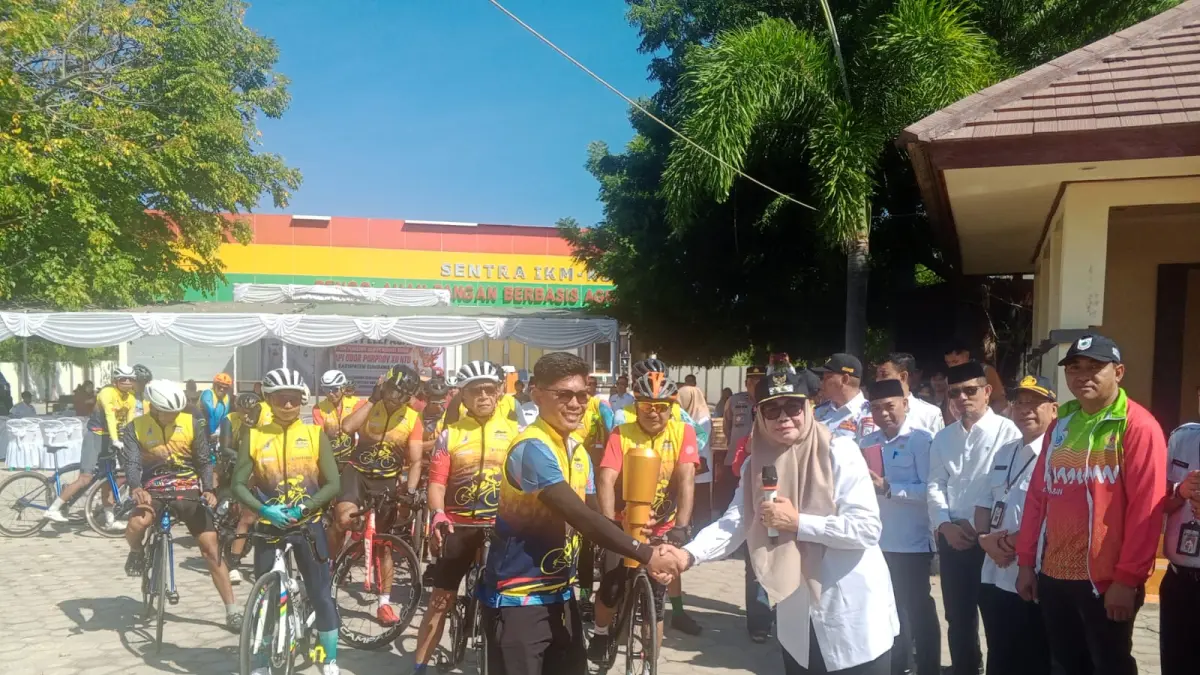 Rombongan kirab api obor Porprov XII NTB diterima Wabup KSB Hanipah. (KONI NTB)
