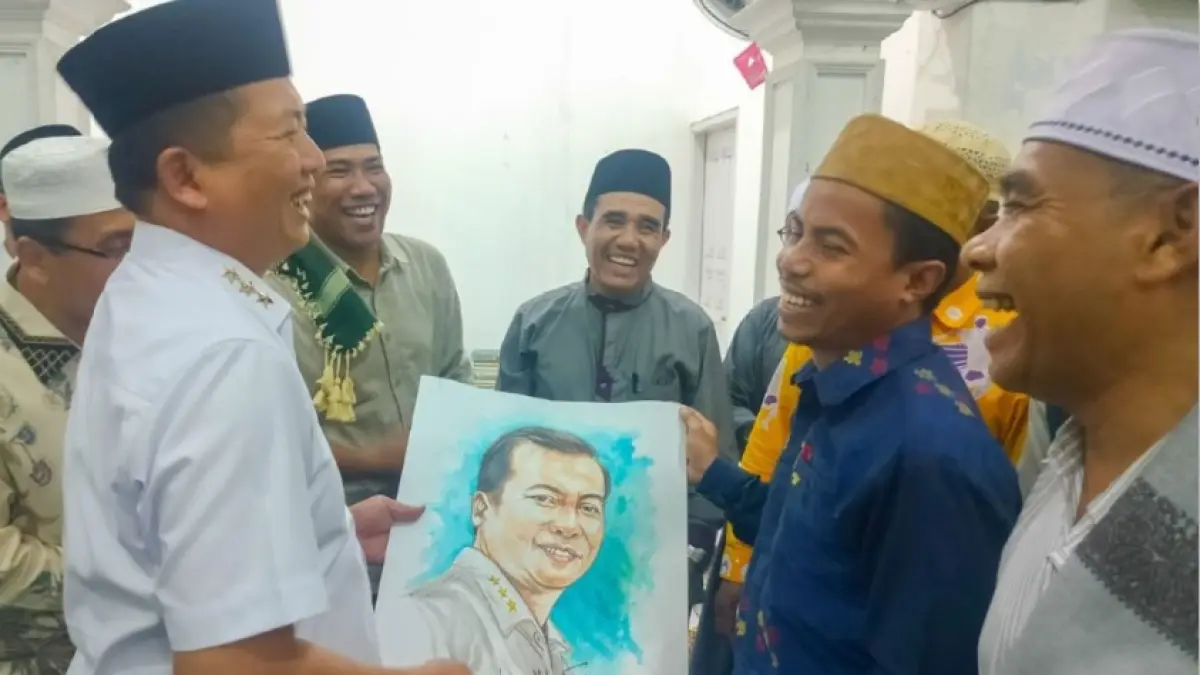 SEMANGATI KAFILAH: Gubernur NTB Lalu Muhamad Iqbal saat mengunjungi lokasi pemusatan latihan Kafilah MTQ Nasional XXXI Provinsi NTB di Asrama Haji Kelas I Lombok, Mataram, Senin (13/7). (DISKOMINFOTIK NTB/LOMBOK POST)