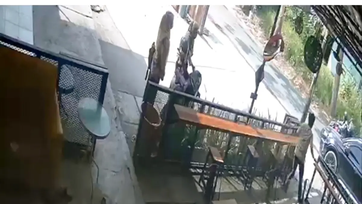 Tangkapan layar CCTV ketika pemilik mobil mengejar terduga pelaku yang membobol uang dari dalam mobil sebesar Rp 200 juta di pertokoan kue di Kota Praya, Lombok Tengah, Rabu (15/7). 