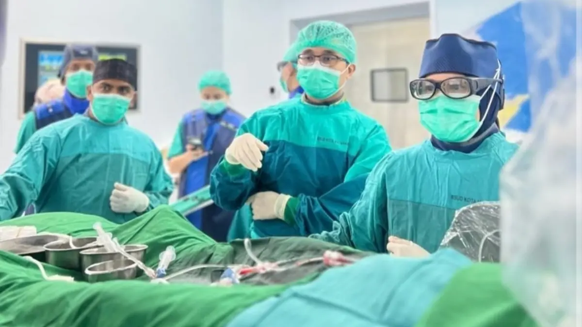 Tim dokter RSUP Prof. Dr. I.G.N.G. Ngoerah Denpasar bersama dokter RSUD H. Moh. Ruslan melaksanakan Proctorship Tindakan Coiling sebagai bagian dari Program Pengampuan Layanan Stroke. 