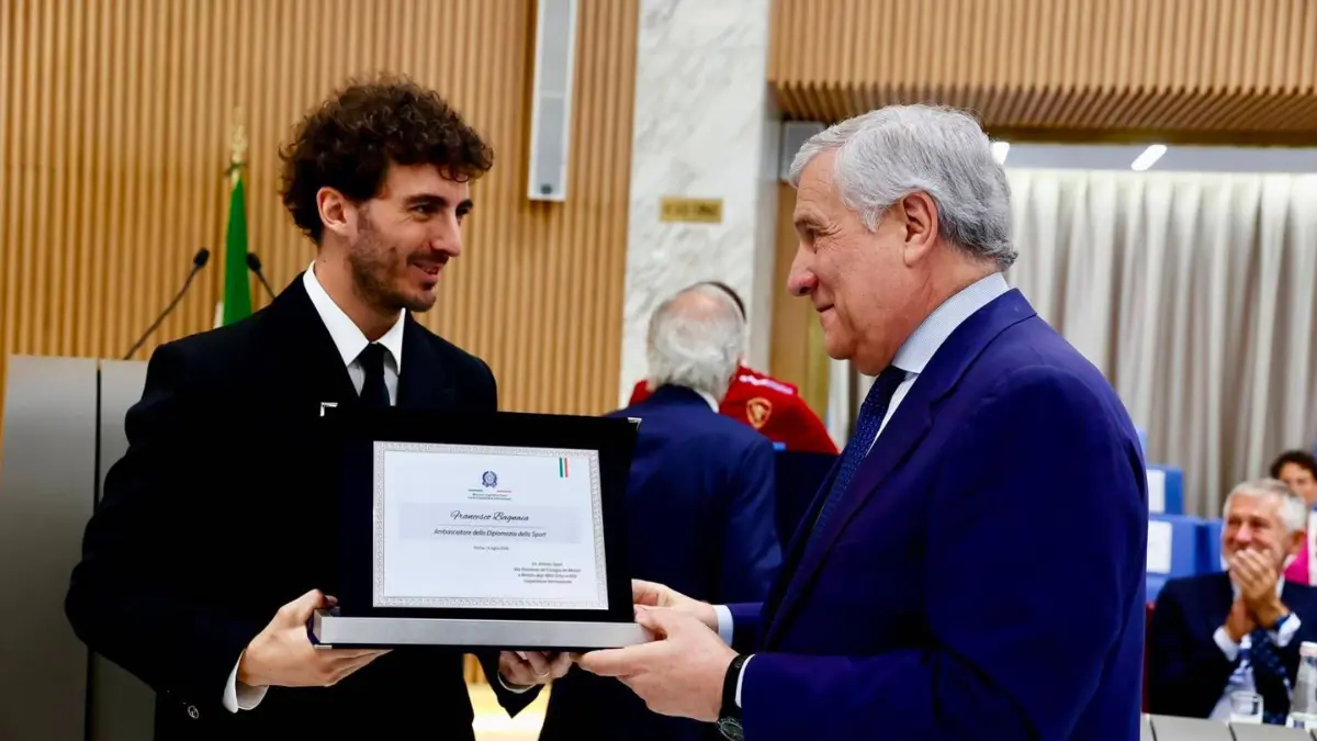 Valentino Rossi, Francesco Bagnaia, dan Marco Bezzecchi menerima penghargaan bergengsi dari Pemerintah Italia sebagai Duta Diplomasi Olahraga. (motogp.com)