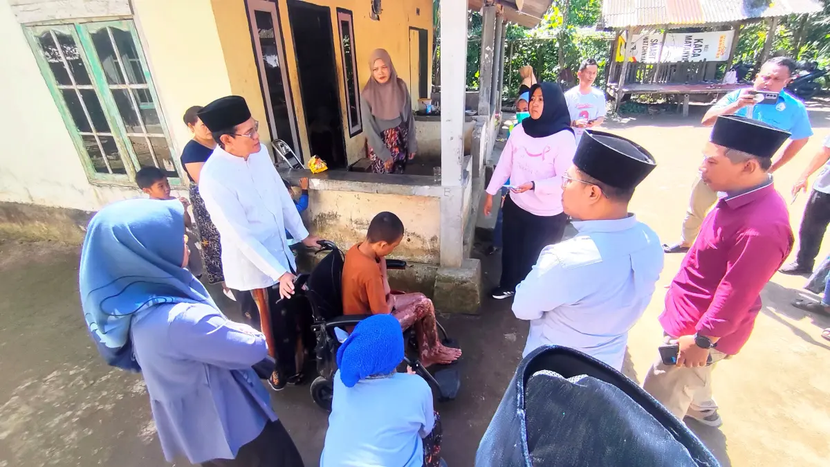 Wakil Bupati Loteng M Nursiah (dua kiri) mengunjungi para korban santri luka bakar dikediamannya Desa Setiling, Batukliang Utara, Loteng, bulan Juni lalu.