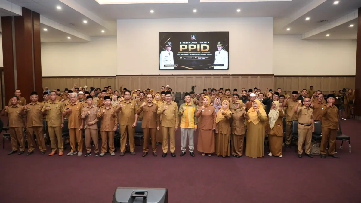 Wakil Bupati Loteng M Nursiah (paling tengah) berfoto bersama para peserta pada Bimbingan Teknis (Bimtek) Pejabat Pengelola Informasi dan Dokumentasi (PPID) bagi 88 SMP Negeri se-Loteng di Ballroom Lantai 5 Kantor Bupati, Selasa (14/7).