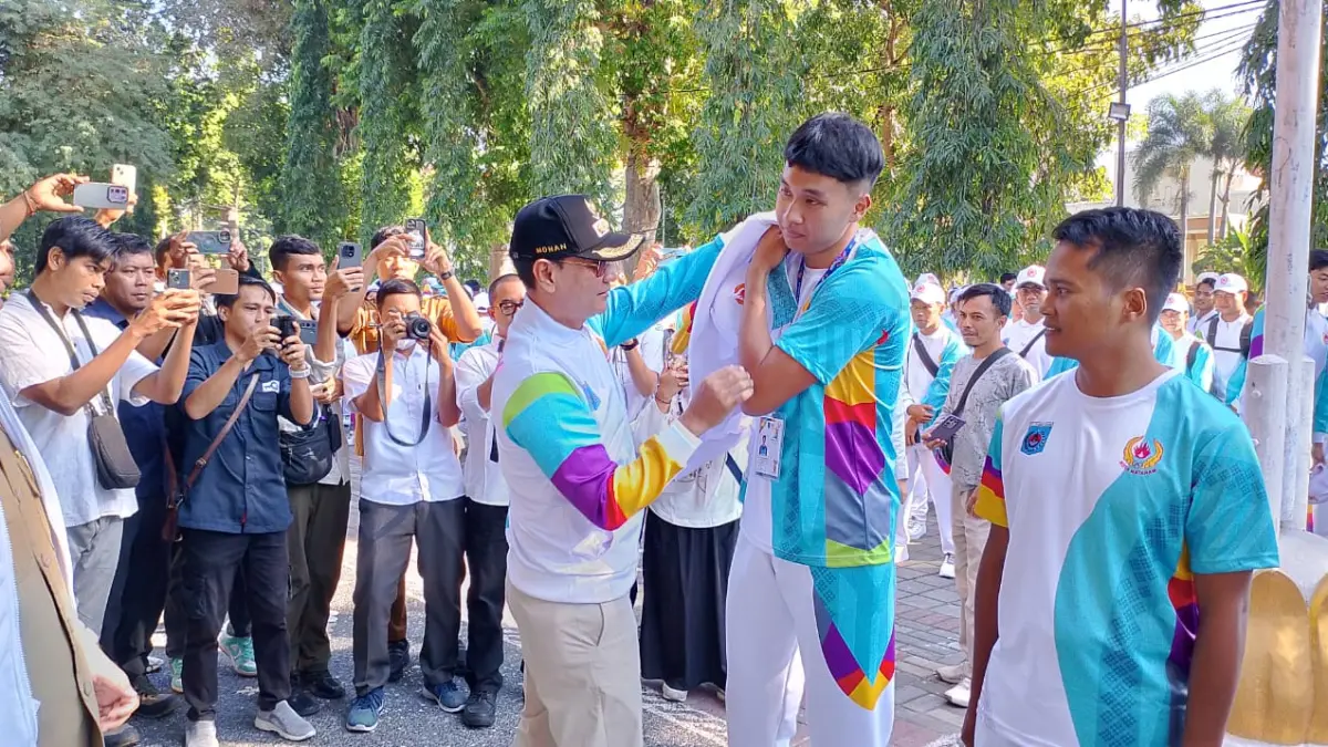 Wali Kota Mataram Mohan Roliskana saat melepas kontingen Mataram menuju Porprov XII NTB 2026. 