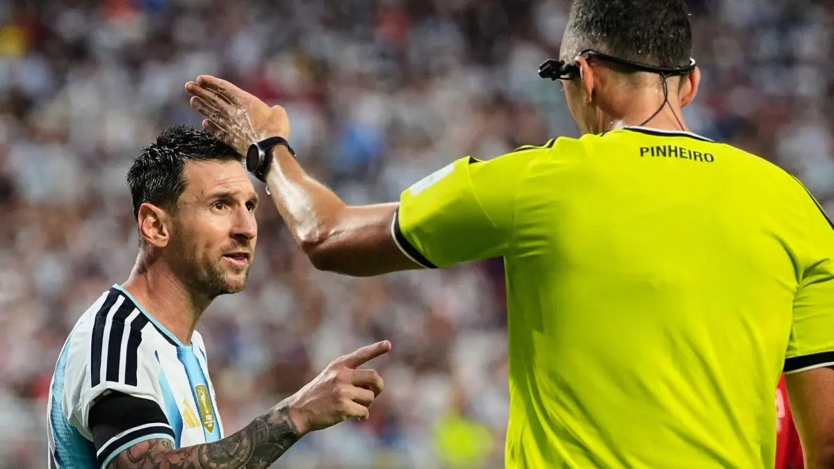 4 wasit top didepak dari sisa laga Piala Dunia 2026. Benarkah gara-gara bikin Lionel Messi emosi atau ada konspirasi aturan FIFA?