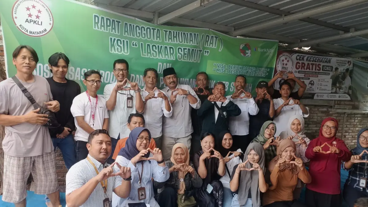 POSE: Seluruh anggota Koperasi Serba Usaha (KSU) Laskar Semut Asosiasi Pedagang Kaki Lima Indonesia (APKLI) Kota Mataram berfoto bersama dengan perwakilan perwakilan Dinas Perindustrian, Koperasi, dan UMKM Kota Mataram dan Bank NTB Syariah usai pembukaan kegiatan RAT, Rabu (15/7). (FERIAL/LOMBOK POST)