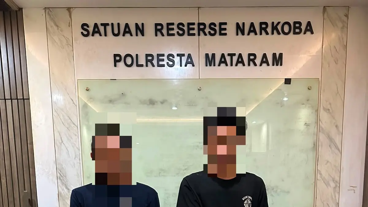AKHIRNYA TERTANGKAP: Jaringan pengedar sabu dan ekstasi berinisial AS dan F diamankan bersama barang bukti di ruangan Satresnarkoba Polresta Mataram, Rabu (15/7) dinihari. 