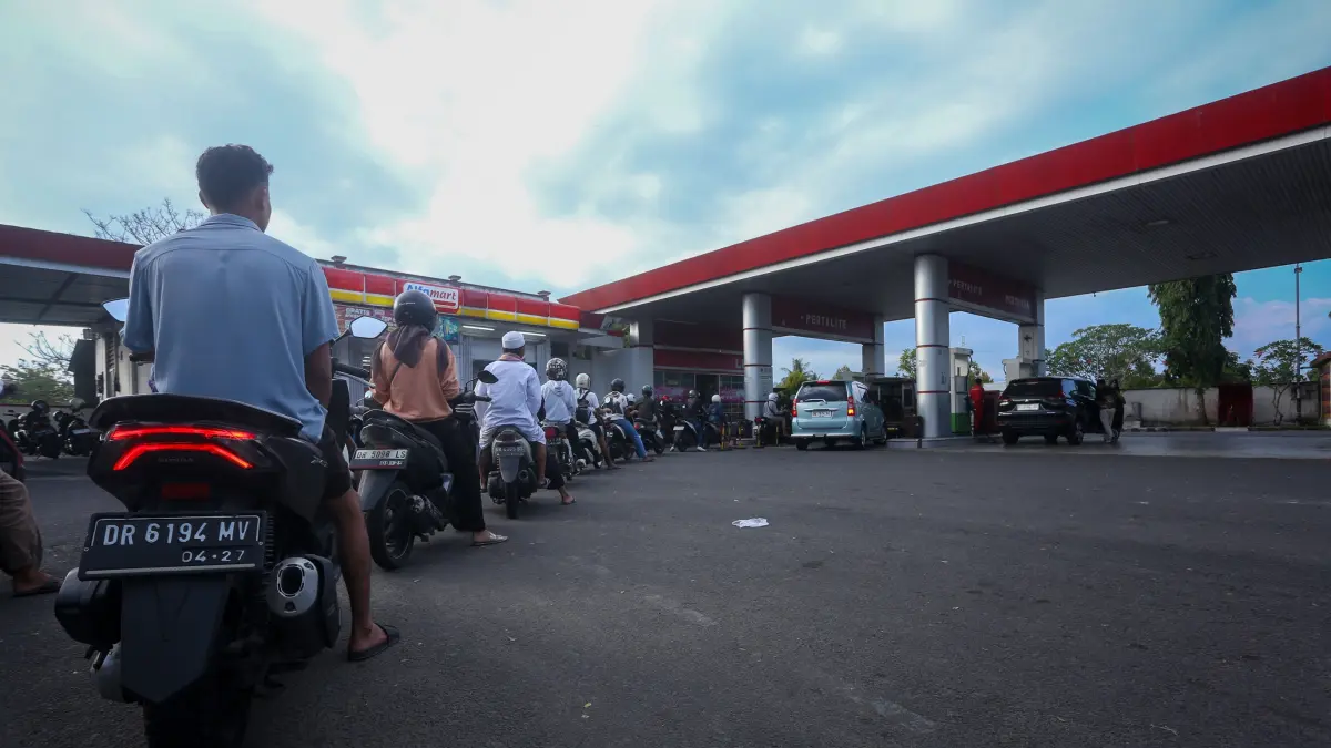 ANTRE: Sejumlah pengendara yang tengah mengantre pengisian BBM di salah satu SPBU Mataram, Rabu (15/7). (IVAN/LOMBOK POST)