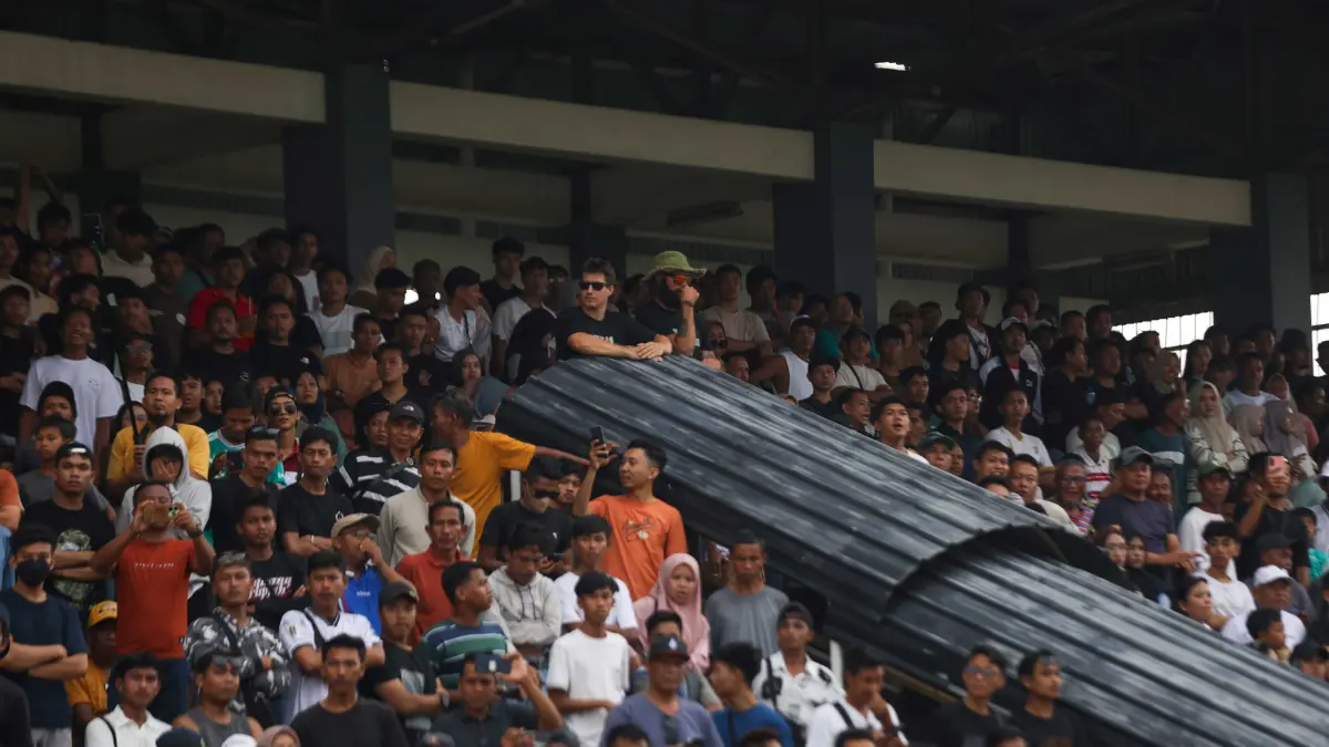 ANTUSIAS: Penonton memenuhi bangku tribun GOR Turida, saat menyaksikan pertandingan yang berlangsung beberapa waktu lalu. (IVAN/LOMBOK POST)