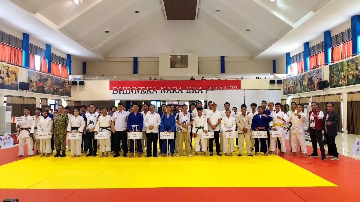 Asisten I Setda NTB Fathul Gani (sembilan dari kiri) bersama Ketua Umum PJSI NTB Lalu Pathul Bahri (sepuluh dari kanan) berfoto bersama para peserta judo dalam ajang Porprov NTB XII di Auditorium Kampus IPDN NTB di Lombok Tengah, Rabu (15/7).