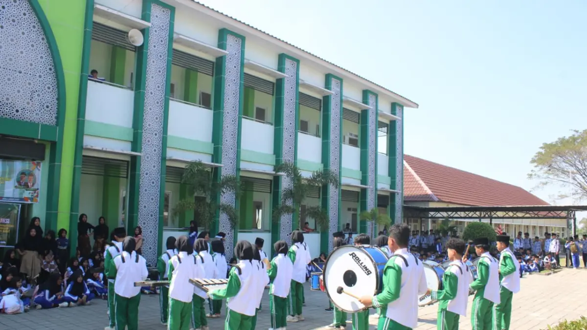 ATRAKSI: Siswa MTsN 2 Lobar yang tergabung dalam ekskul drumband tampil pada kegiatan Masa Ta