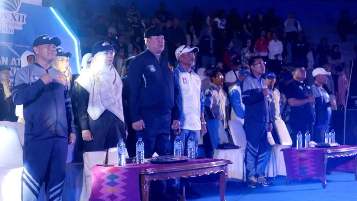BERI MOTIVASI:  Wakil Bupati Lombok Barat Nurul Adha bersama Pj Sekda Ahmad Saikhu dan Ketua KONI Lombok Barat Abubakar Abdullah saat pelepasan kontingen Porprov NTB di Koloseum Lombok Barat, Rabu malam (16/7). (Foto: Toni/Lombok Post)
