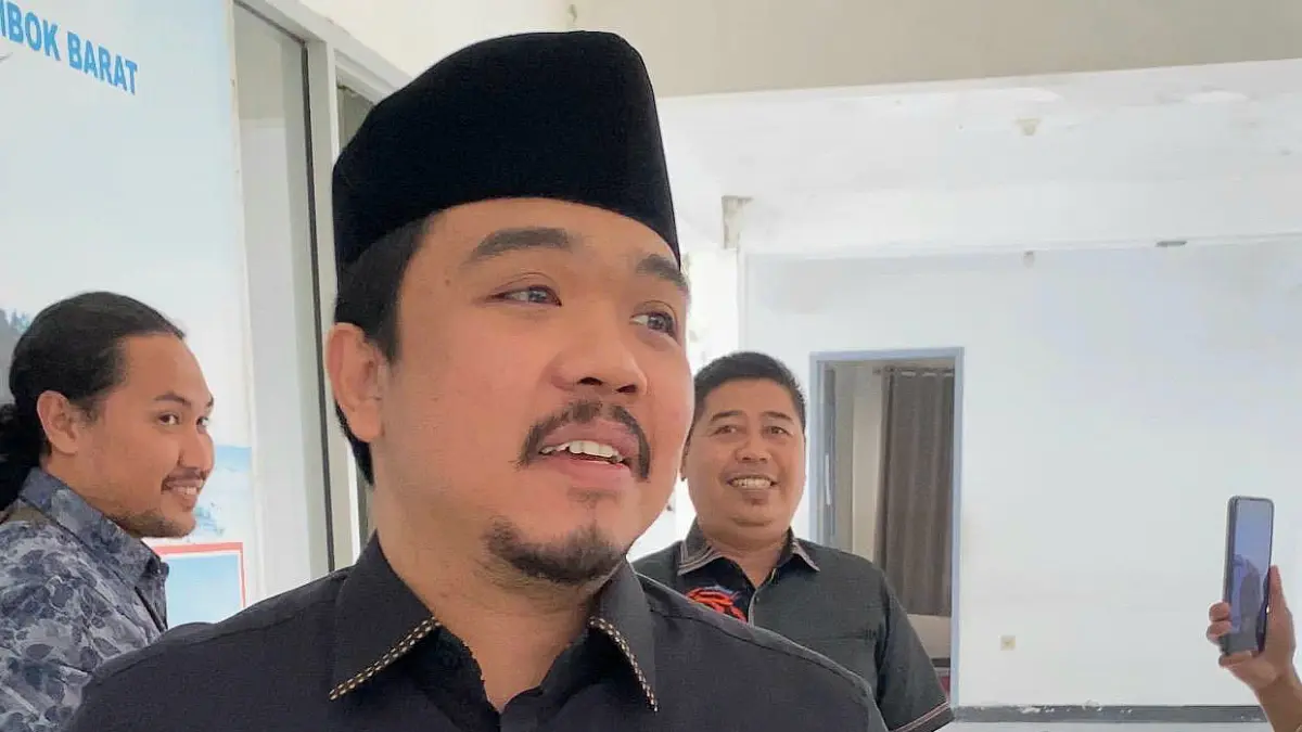 BERI PENJELASAN: Ketua DPRD Lombok Barat Lalu Ivan Indaryadi saat memberikan keterangan kepada wartawan, Rabu (15/7).
