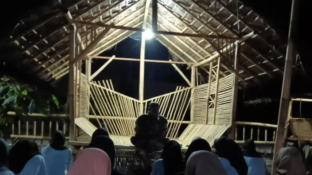 CAMPING MATAMUDA: Siswa-siswi baru MA NWDI Gereneng saat mengikuti camping Matamuda di pantai Sepolong.