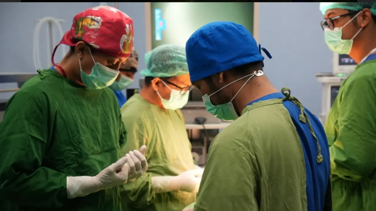 CEK KESIAPAN: Tim Visitasi RSUD Provinsi NTB melakukan visitasi kesiapan layanan operasi laparoskopi di RSUD dr R Soedjono Selong. 