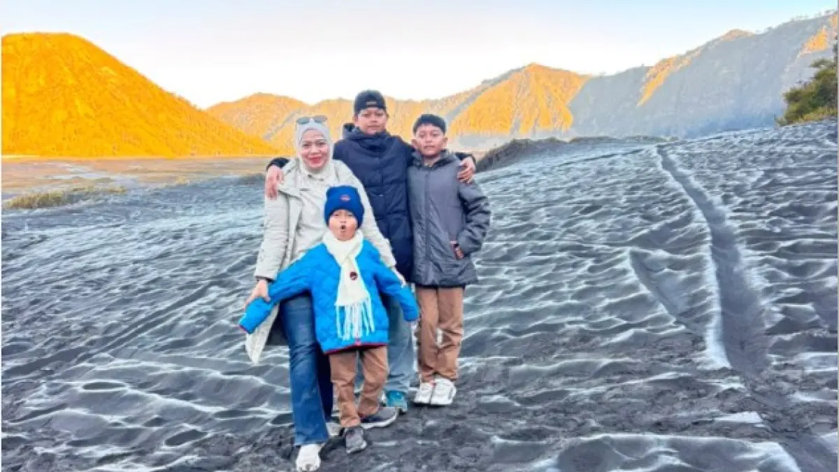 DAYA TARIK: Sejumlah wisatawan berfoto dengan embun banyu pas atau upas di kaldera Gunung Bromo. (JAWA POS)