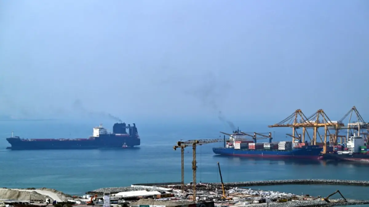 HARGA MINYAK NAIK LAGI: Tampak truk-truk menunggu untuk memasuki Terminal Kontainer Khor Fakkan di Emirat Sharjah di sepanjang Teluk Oman pada Selasa (14/7). Teheran mengumumkan menutup Selat Hormuz, kemudian Amerika Serikat meresponsnya dengan memblokade pelabuhan-pelabuhan Iran. Kondisi memicu naiknya harga minyak dunia. (AFP)