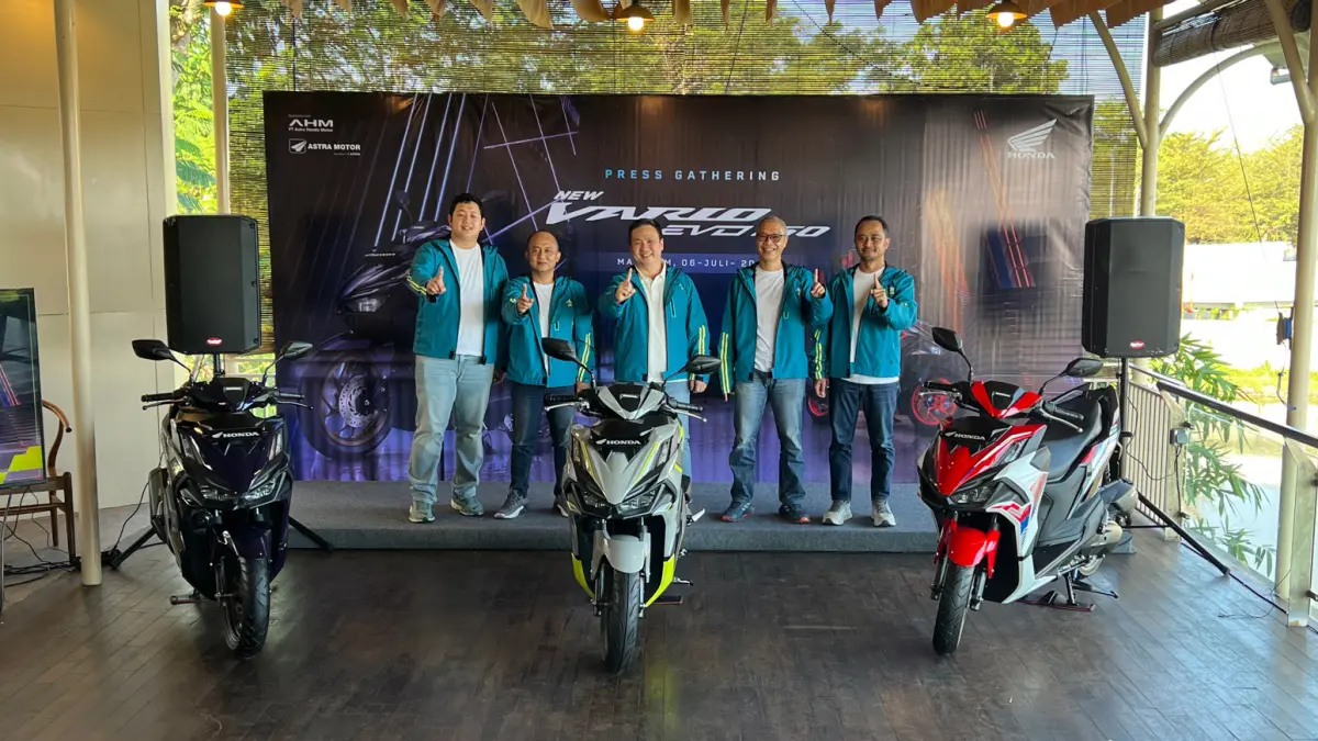 Foto bersama : Manajemen Astra Motor NTB saat press Gathering peluncuran New Honda Vario Evo 160. (Galih/LombokPost)