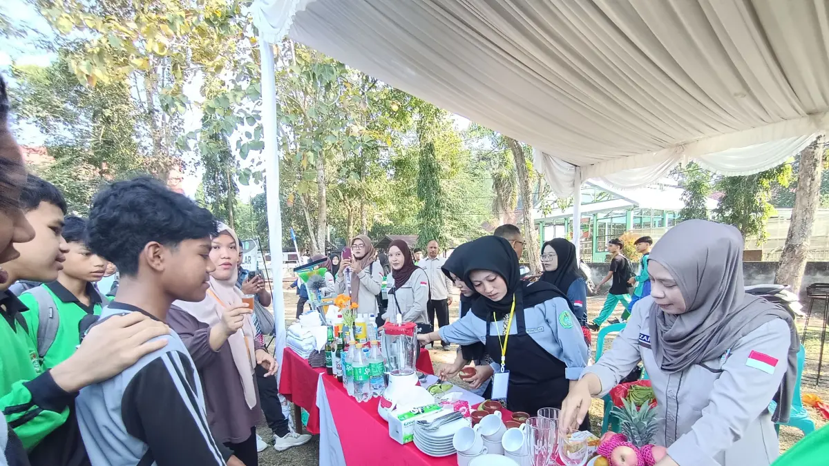 GELAR KARYA: Ratusan siswa-siswi baru SMKN 1 Sakra saat melihat produk dari masing-masing jurusan SMKN 1 Sakra yang dipamerkan dalam gelar karya pada saat MPLS. 