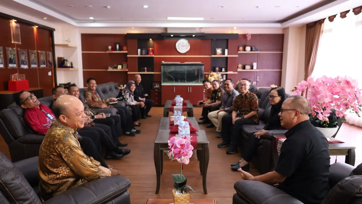 GM PLN UIP Nusra RDW Manurung bersama jajaran (kiri) diskusi bersama Kajati NTB Wahyudi (kanan) terkait pembangunan infrastruktur kelistrikan di NTB.