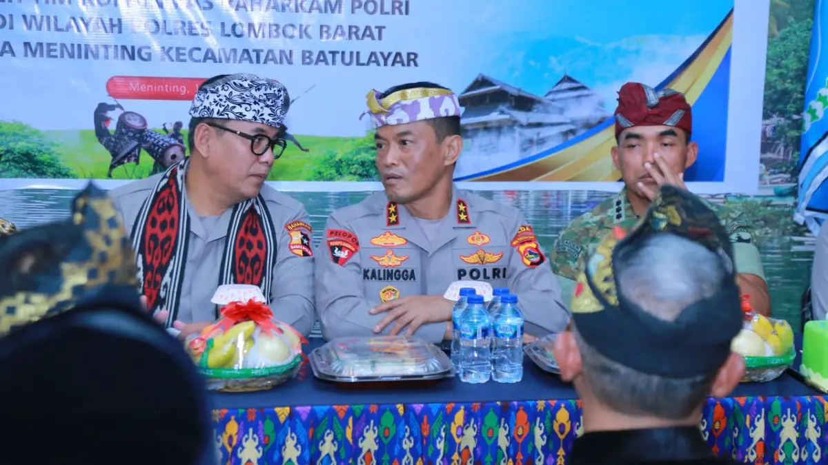 Kapolda NTB Irjen Pol. Kalingga Rendra Raharja (tengah) saat hadir membuka Penilaian Lomba Tiga Pilar Kamtibmas Tahun 2026 di Kantor Desa Meninting, Kecamatan Batulayar, Kabupaten Lombok Barat, Kamis (16/7).