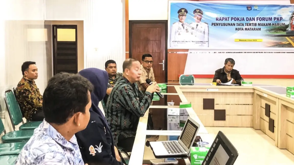 Kepala Dinas Perkim Kota Mataram M Nazaruddin Fikri (pegang mic) saat memberikan arahan dalam rapat Pokja dan Forum PKP penyusunan tata tertib makam HARUM Kota Mataram.