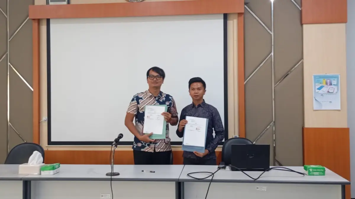 KERJA SAMA: Wakil Dekan III Fakultas Pertanian Unram Mahardika Rizqi Himawan (pakai kacamata) dan Direktur PT Agricon Technology Group Cahaya Putraja Muliawan menunjukkan perjanjian kerja sama di Fakultas Pertanian Unram, Kamis (16/7).