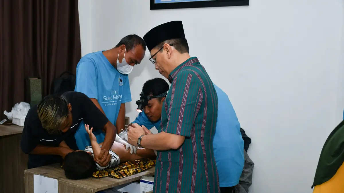 KHITANAN: Wakil Bupati Lotim Moh Edwin Hadiwijaya saat melihat proses khitanan Masal yang dilakukan di Pendopo Wakil Bupati Lotim. 