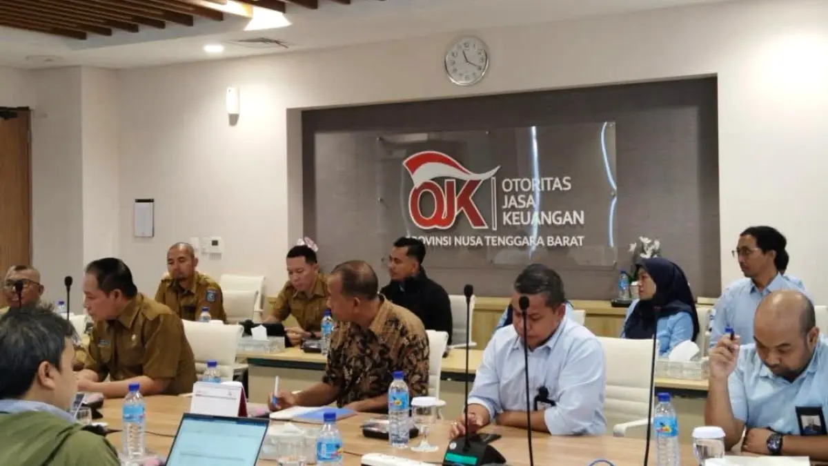 KONSOLIDASI: Suasana rapat teknis rencana merger PT BPR Pesisir Akbar Kabupaten Bima ke dalam PT BPR NTB, di OJK NTB di Mataram. (IST/LOMBOK POST)
