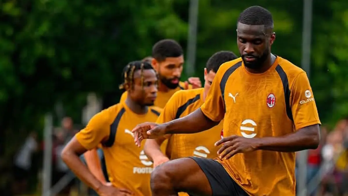 LATIHAN BARENG: Bek AC Milan Fikayo Tomori (depan) berlatih bersama rekan-rekannya. (Istimewa) 
