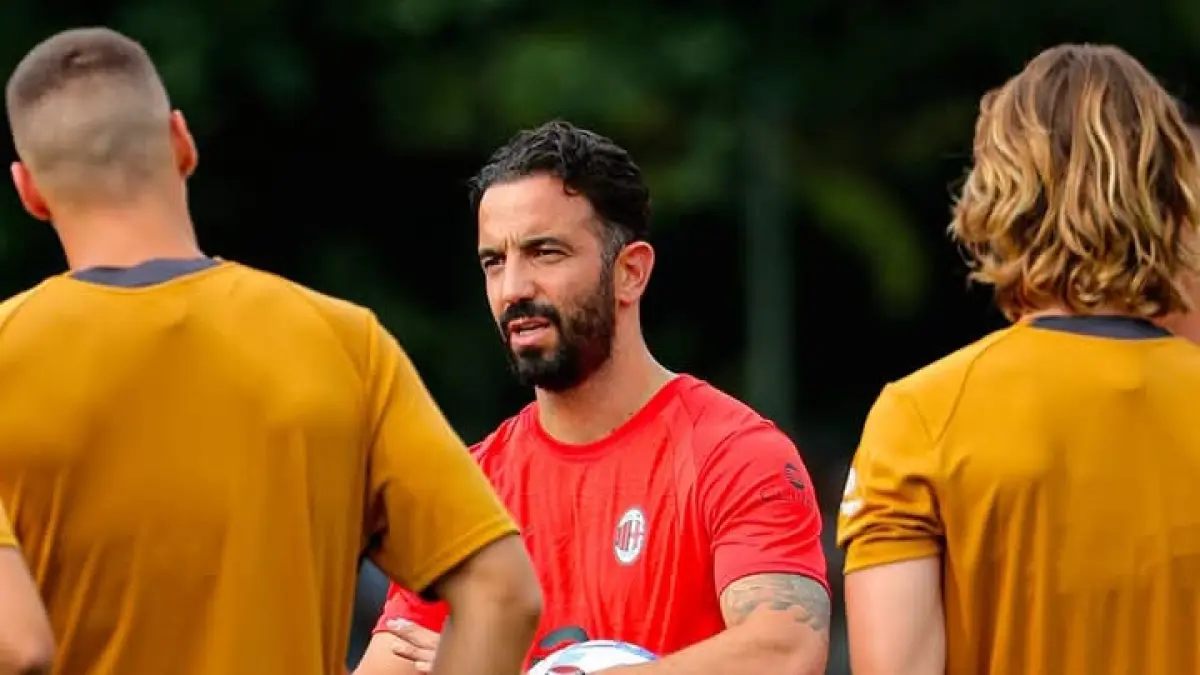 LATIHAN PERDANA: Pelatih AC Milan Ruben Amorim memberi arahan pada anak didiknya. (Istimewa) 
