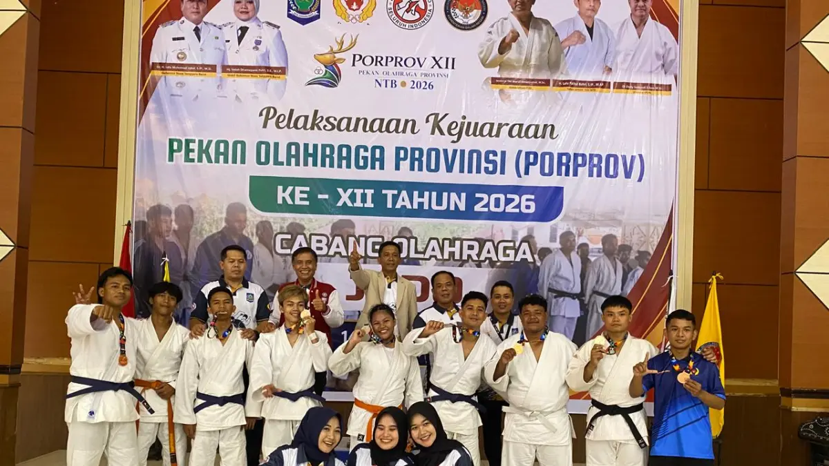 Para atlit judo kontingen asal Lombok Tengah raih juara umum cabor judo pada Porprov NTB XII di Auditorium Kampus IPDN, Lombok Tengah, Rabu (15/7). 
