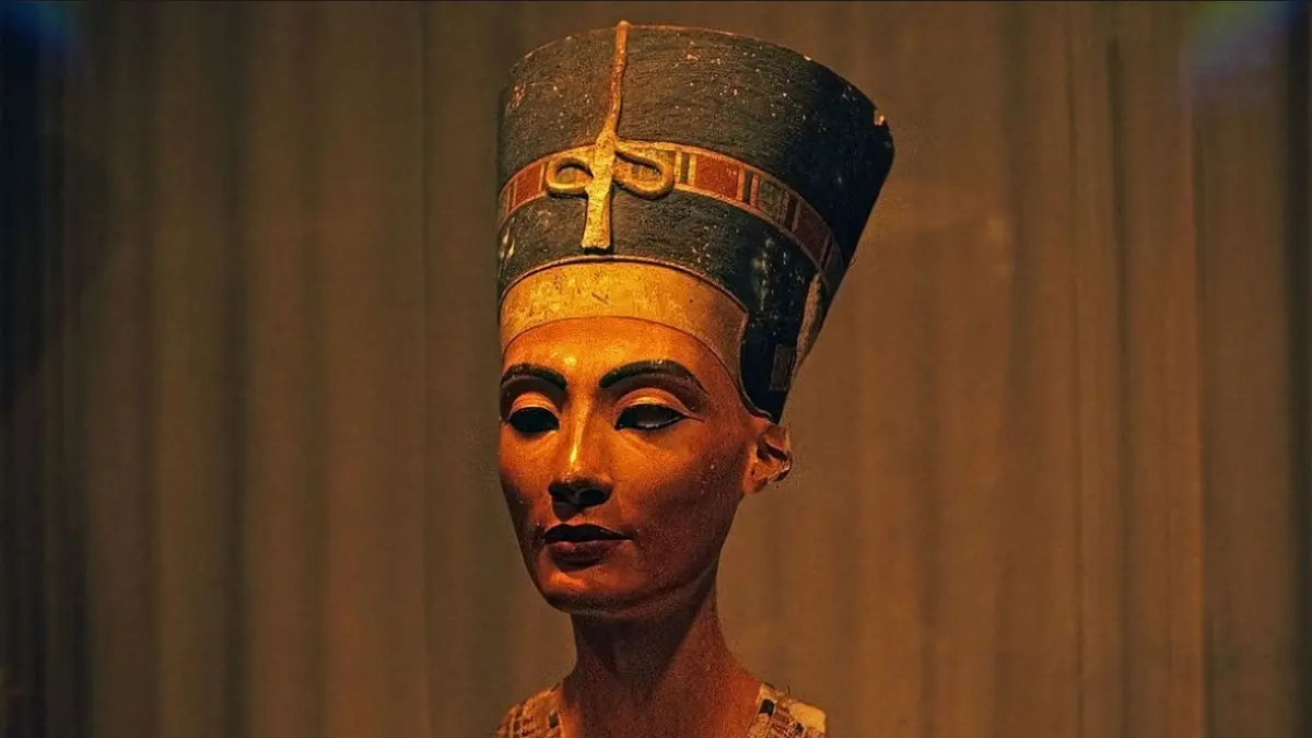 Patung Ratu Nefertiti, ratu Mesir Kuno yang dipajang di Ägyptisches Museum Berlin, Jerman. (Rüdiger Stehn)
