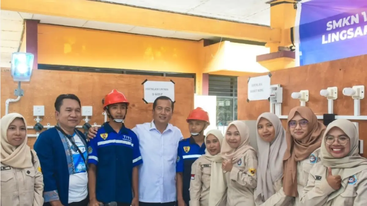 PENDIDIKAN: Gubernur NTB Lalu Muhamad Iqbal saat peluncuran sejumlah program strategis bidang pendidikan di SMKN 5 Mataram, Rabu (15/7). (DISKOMINFOTIK NTB/LOMBOK POST)