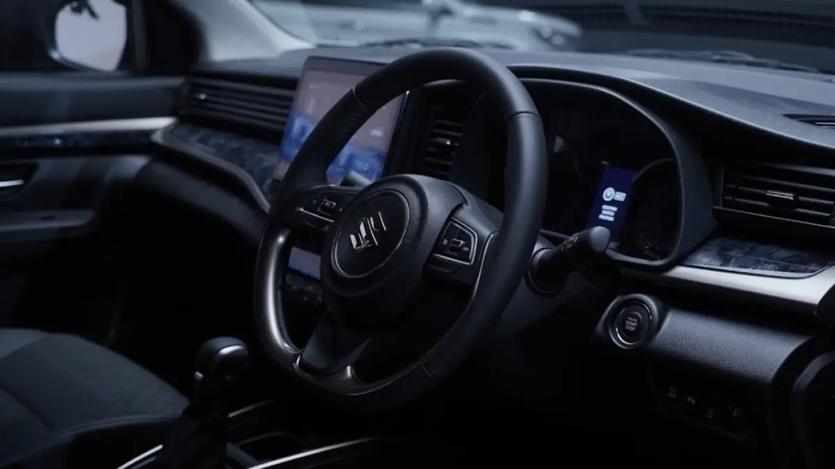 Perubahan paling terasa terdapat di dalam kabin. Seluruh varian Suzuki XL 
7 2026 kini mendapatkan panel dashboard dan door trim dengan motif kayu berpadu aksen hitam yang memberikan nuansa lebih elegan. (ist)