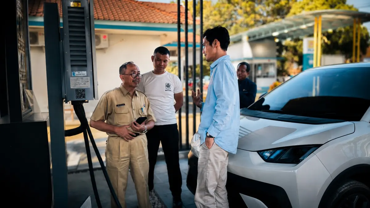 Petugas PLN mendampingi pengisian daya mobil listrik di SPKLU Selong.