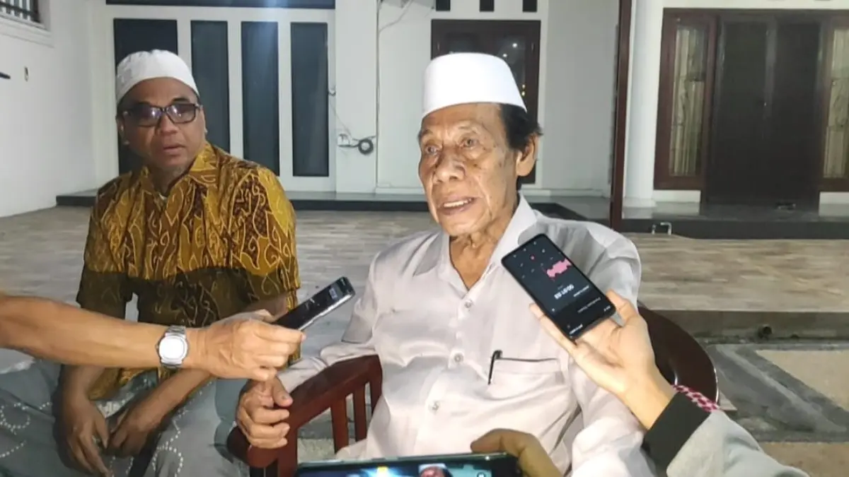 Pimpinan Pondok Pesantren Al-Ishlahuddiny Kediri TGH Mukhlis Ibrahim (kanan) didampingi TGH Jaelani Ibrahim (Dok. Yongki/ LombokPost)