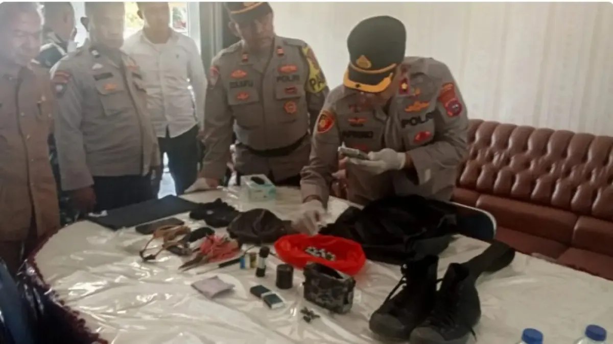 Polisi menunjukkan sejumlah barang bukti ledakan bom rakitan di MAN 3 Padang, Sumbar, pada Selasa (14/7/2026). (Polri)