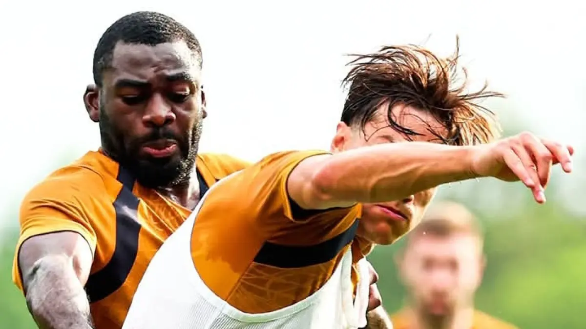 SALING JAGA: Youssouf Fofana (kiri) berebut bola dengan pemain AC Milan lainnya dalam latihan perdana di Milan ello, tengah pekan ini. (Istimewa) 