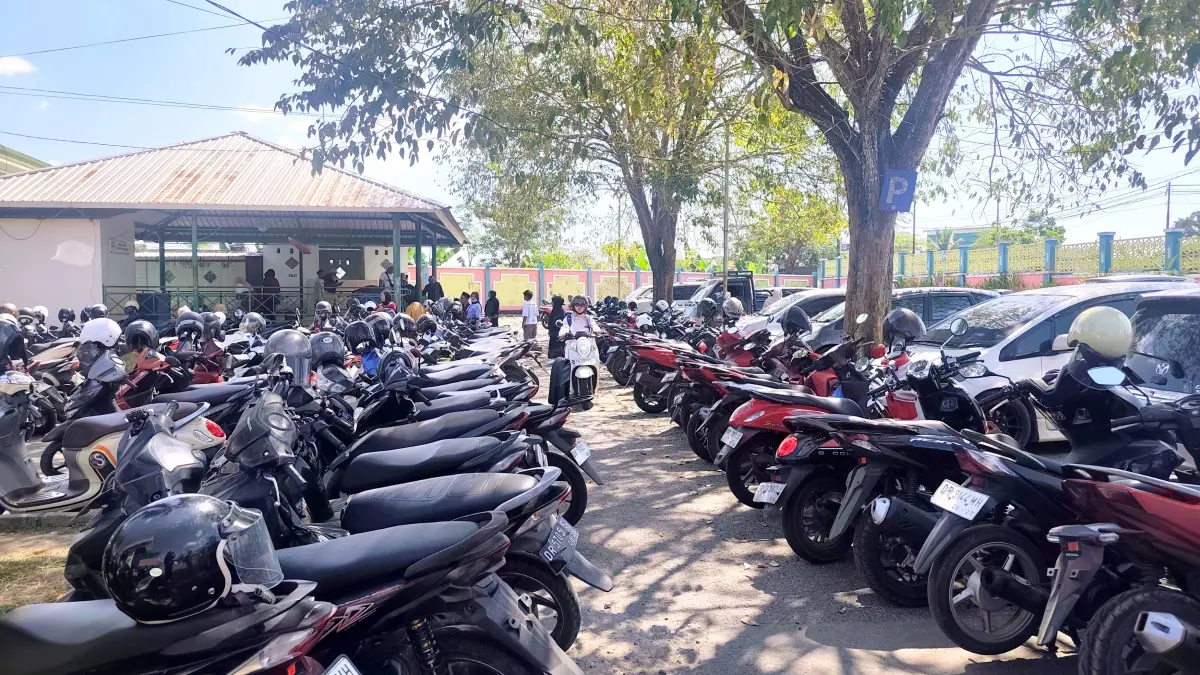 SEGERA DIPERLEBAR: Ratusan motor terparkir di halaman RSUD Praya, Loteng, Rabu (15/7).
