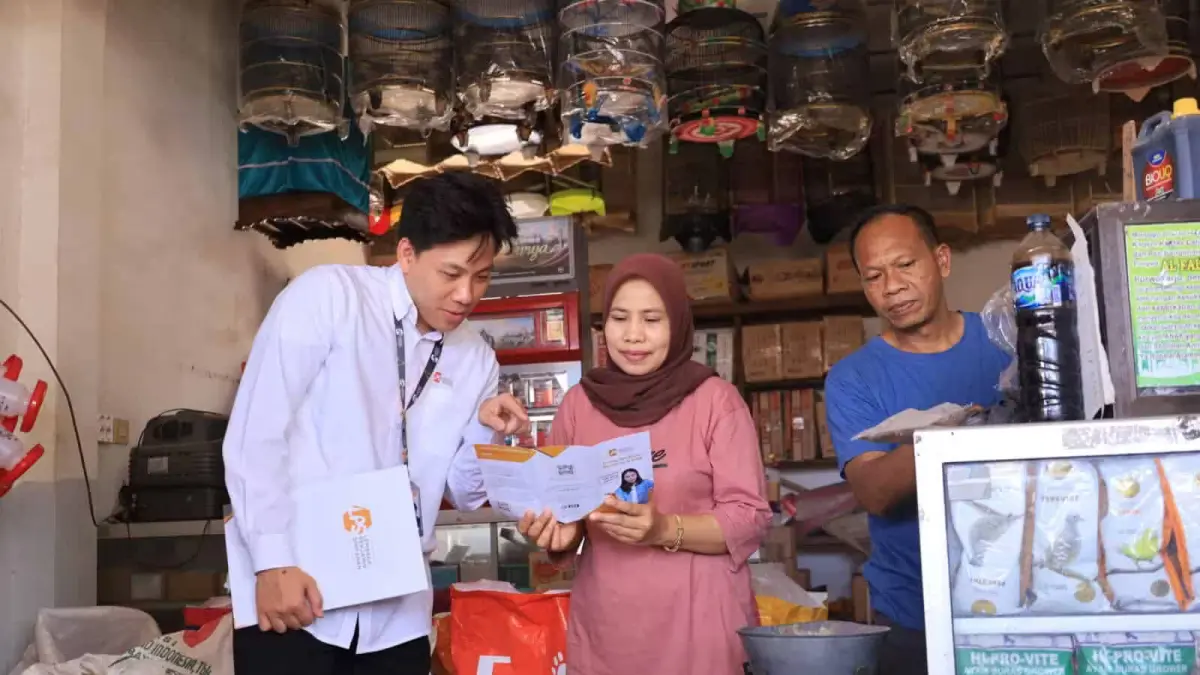 SURVEI: Petugas LPS (kiri) yang tengah melakukan survei di salah satu kios klontong milik warga. (ISTIMEWA)