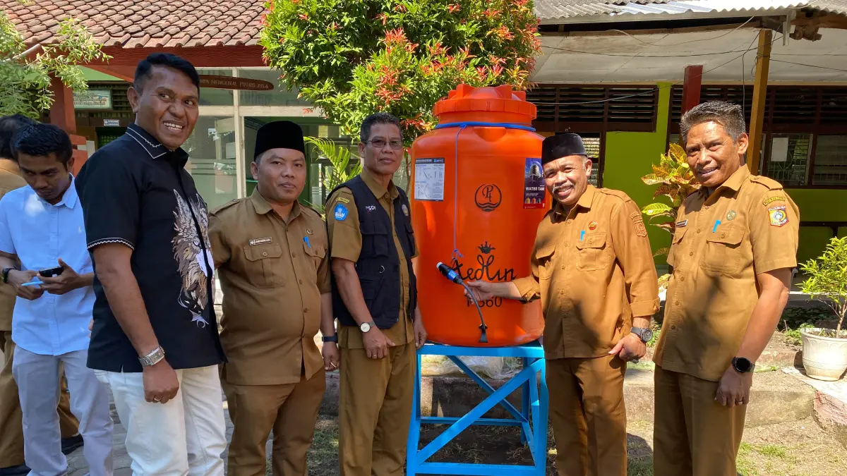 TERIMA: Kepala Dinas Pendidikan Lotim menerima sarana air bersih dari Yayasan Anak Fasih Indonesia. 
