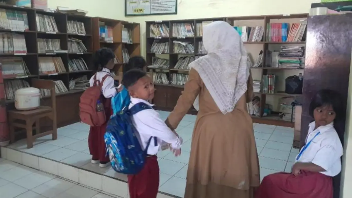TETAP SEMANGAT: Siswa SDN 12 Mataram saat mengikuti MPLS dengan kegiatan pengenalan perpustakaan sekolah, Senin (13/7).