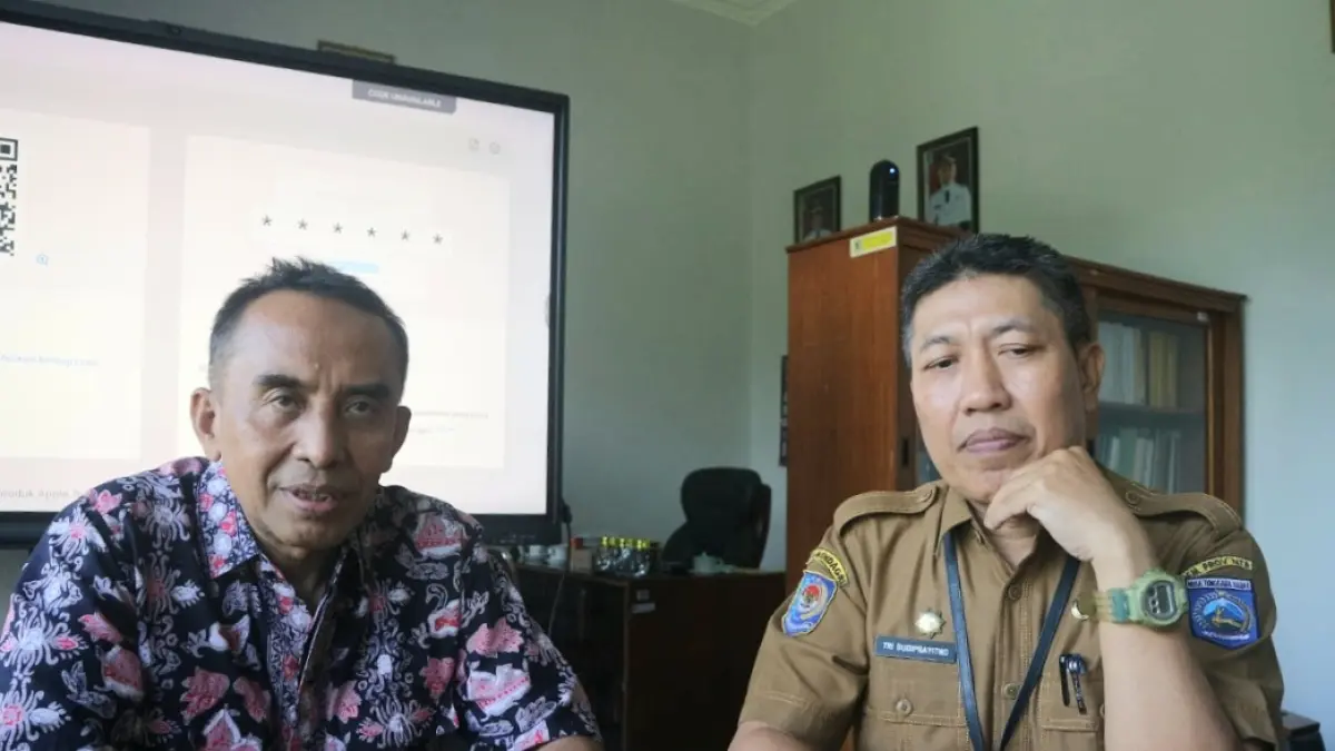 TIM PANSEL: Ketua Tim Pansel Sekda Lobar Prof Agusdin (kiri) bersama Kepala BKD Provinsi NTB Tri Budi Prayitno. (Foto: Toni/Lombok Post)
