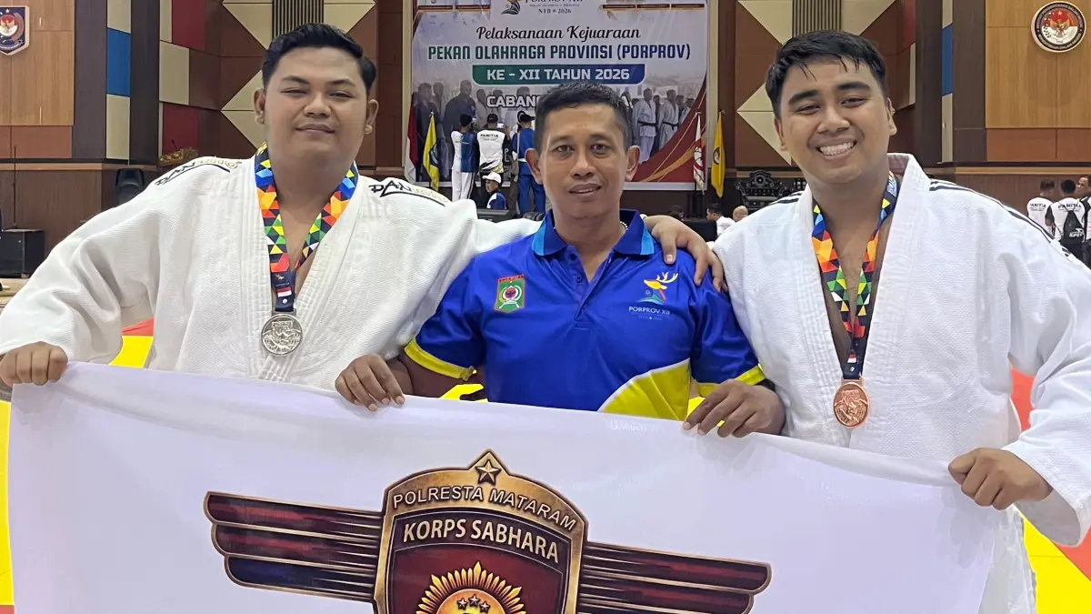UKIR PRESTASI: Dua anggota Satsamapta Polresta Mataram sabet dua medali di cabang Judo pada Porprov yang berlangsung di Aula IPDN, Rabu (15/7). 