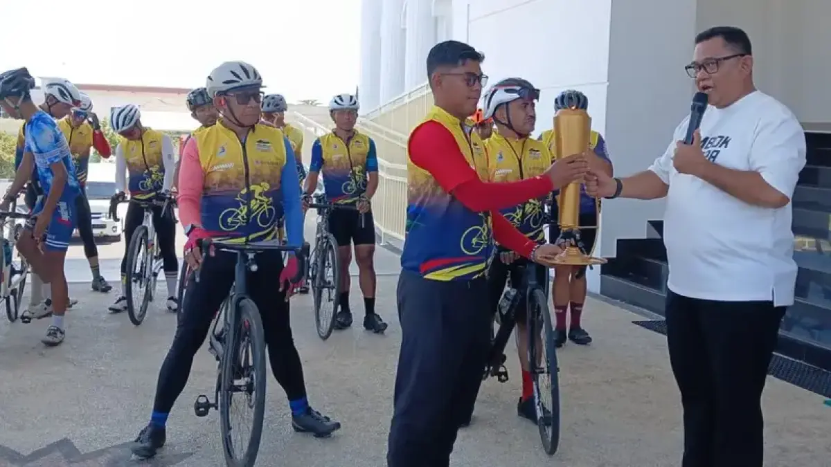Wakil Bupati KLU Kusmalahadi Syamsuri menerima obor Porprov