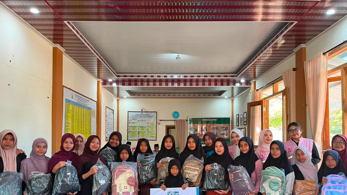 YBM PLN NTB membagikan bantuan pendidikan untuk anak panti asuhan di Brang Biji, Sumbawa.